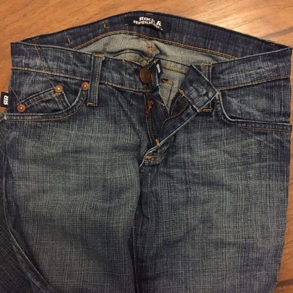 2000’s Rock & Repulic Flare leg Medium Wash Jean stitched - Picture 3 of 3